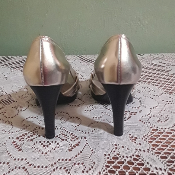 Chaps gold women's strappy stiletto heels size 6B - Picture 3 of 7